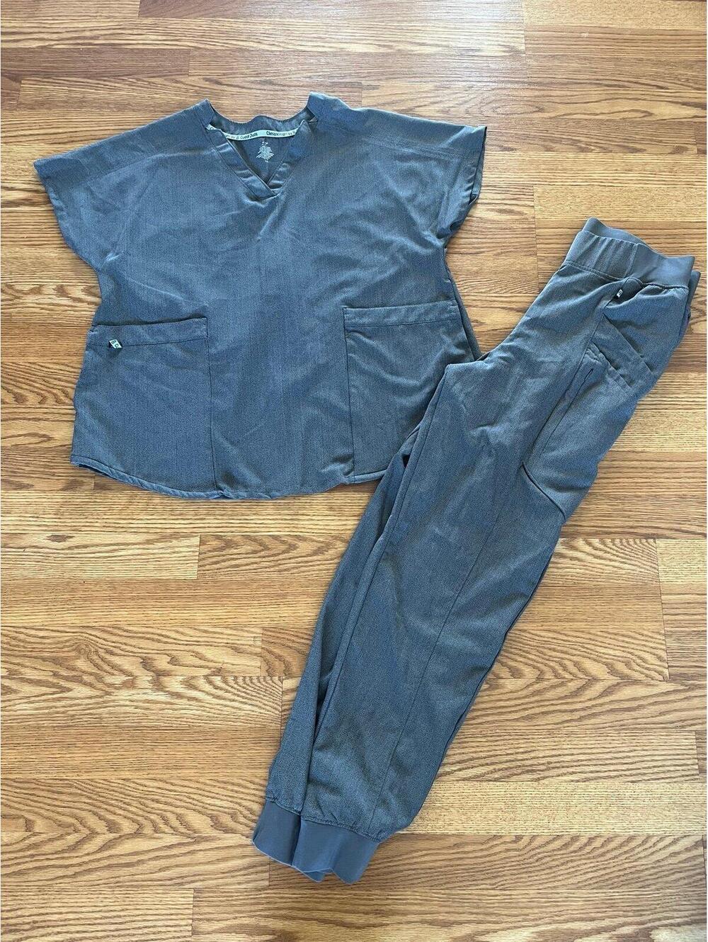 Women’s ClimateRight by Cuddl Duds V-Neck Scrub Top and Bottom Size Large